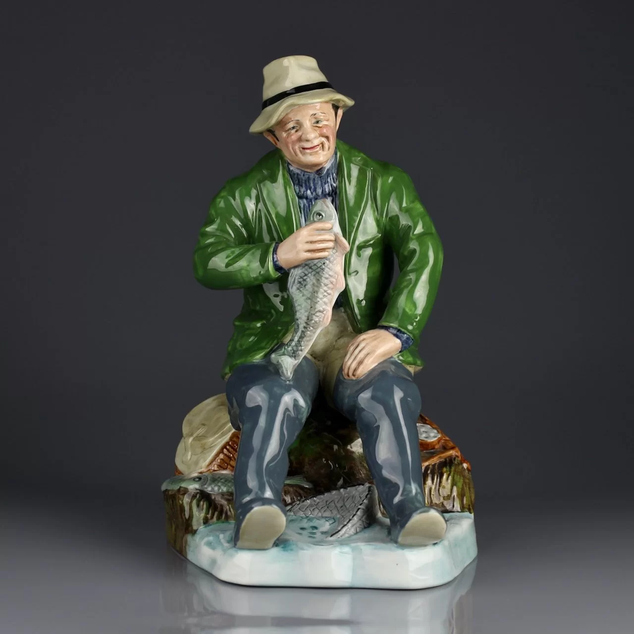Винтажная фарфоровая статуэтка Англия Рыбак Royal Doulton 2258 A Good Catch
