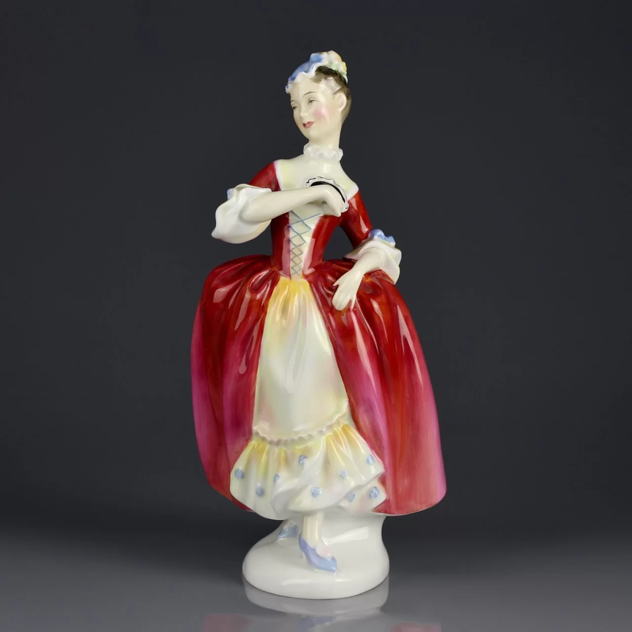 Винтажная фарфоровая статуэтка Дама с маской Маскарад Англия Royal Doulton 2259 Masquerade
