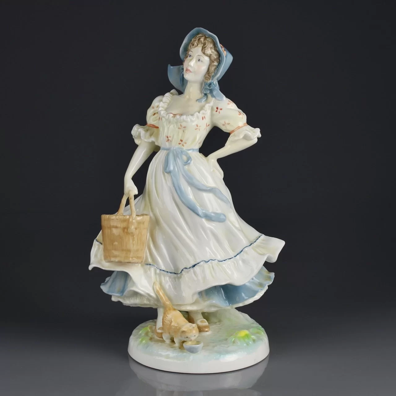 Винтажная фарфоровая статуэтка Молочница Котёнок Англия Royal Worcester Old Country Ways The Milkmaid