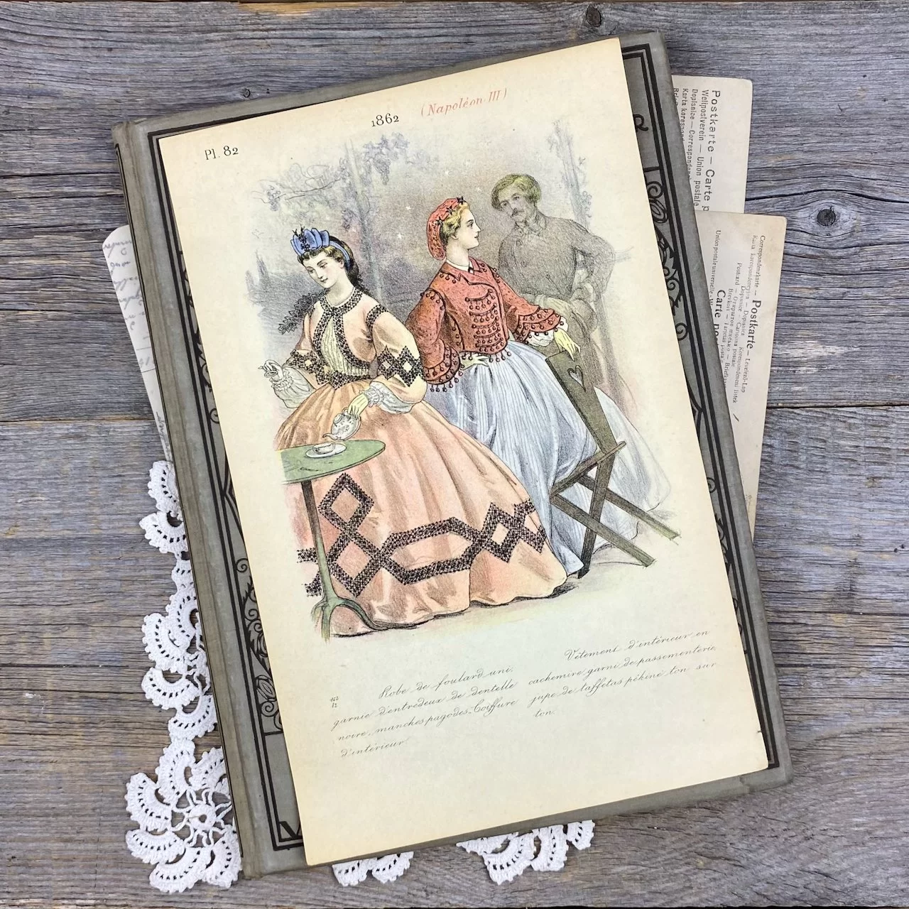 Антикварная французская иллюстрация Мода 19 века 1862 год Дамы с кавалером на веранде