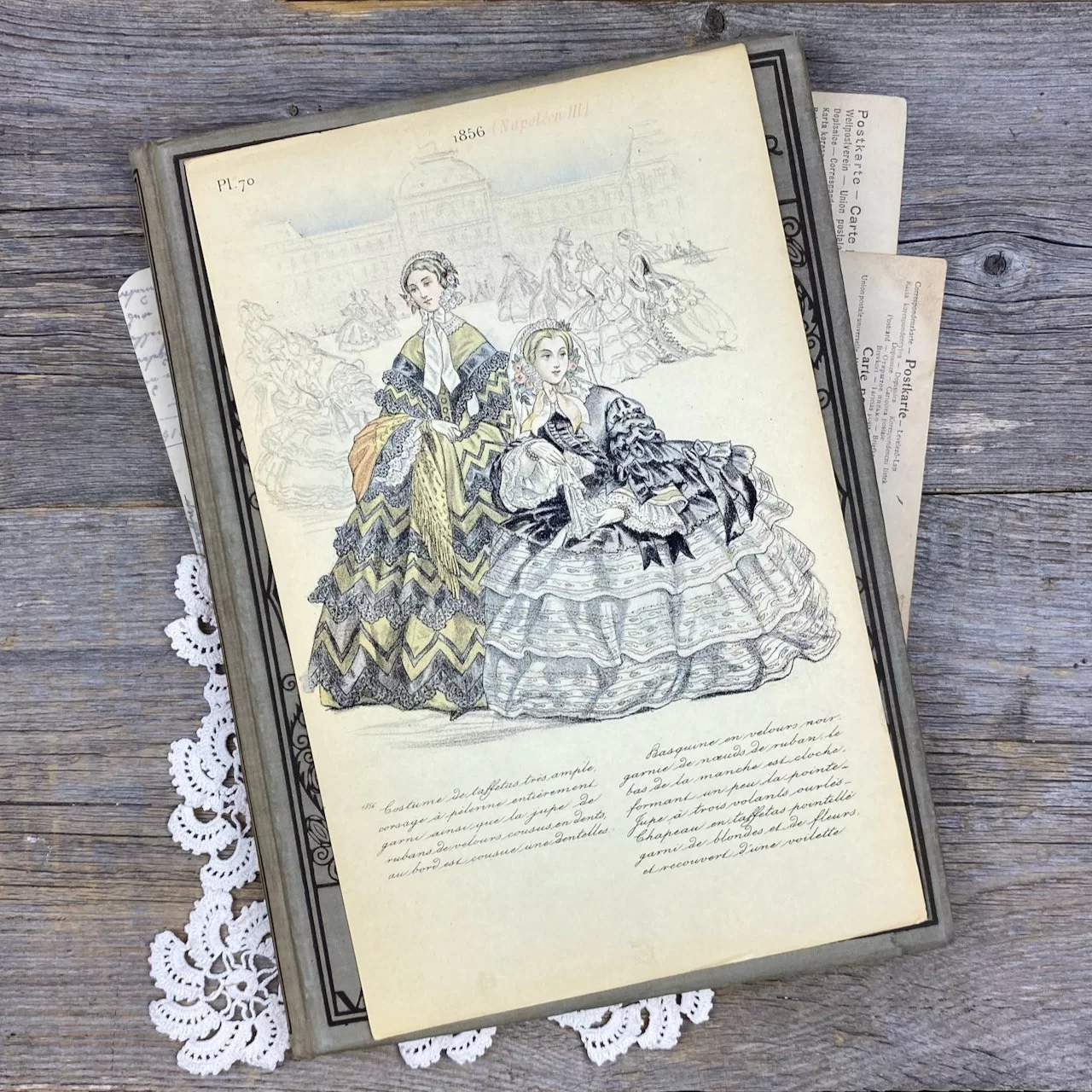Антикварная французская иллюстрация Мода 19 века 1856 год Дамы на площади
