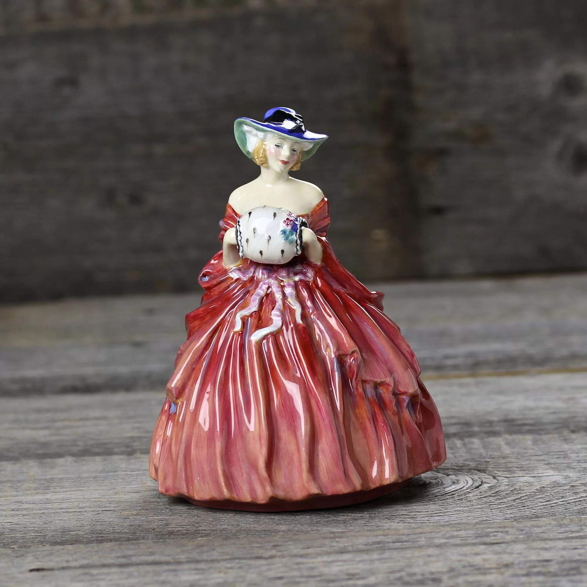 Винтажная фарфоровая статуэтка Англия Royal Doulton Genevieve