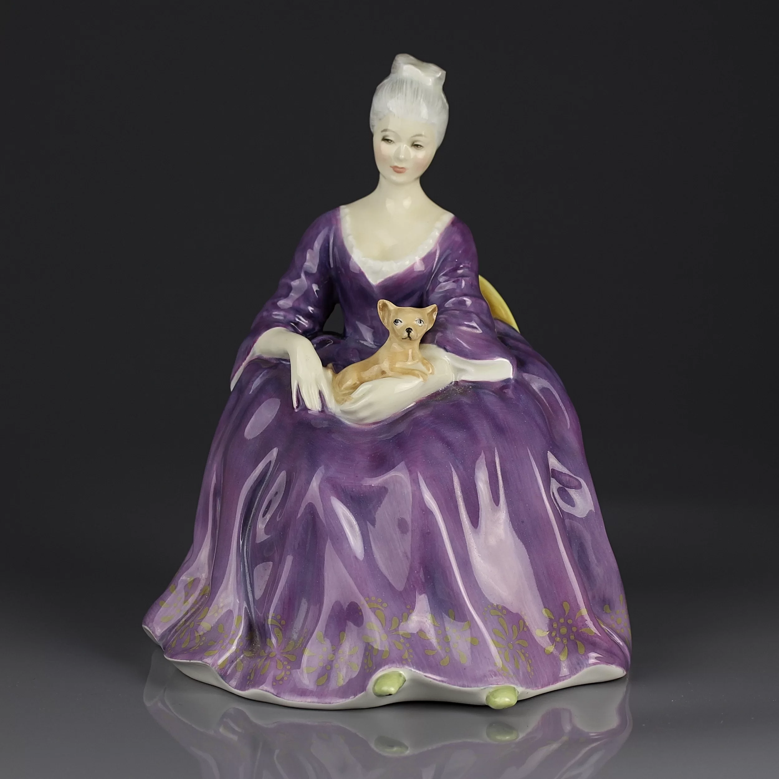 Винтажная фарфоровая статуэтка Шарлотта Дама с собачкой Англия Royal Doulton 2421 Charlotte