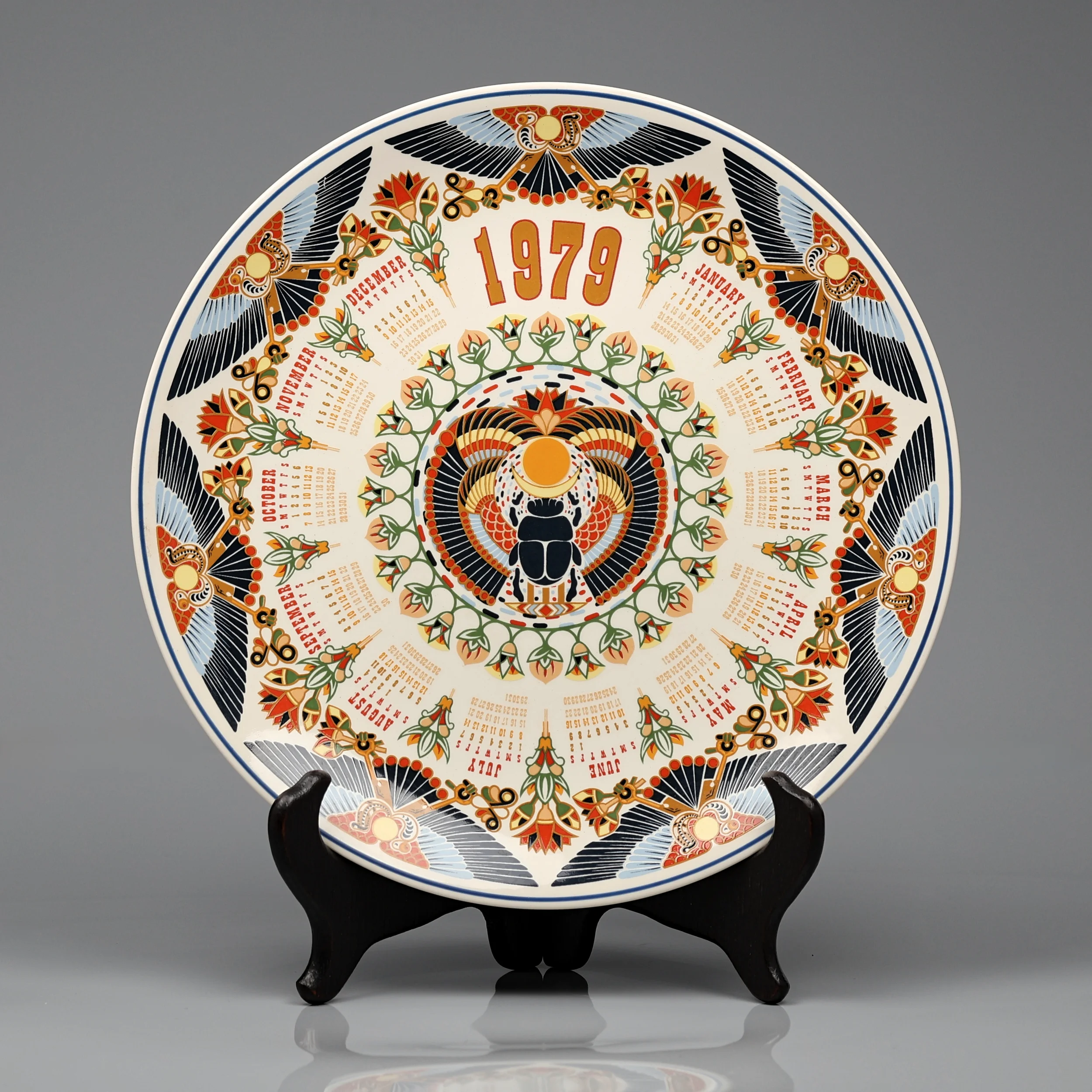 Тарелка винтажная декоративная Священный скарабей Календарь Англия Wedgwood Sacred Scarab Calendar Plate Ninth Series 1979