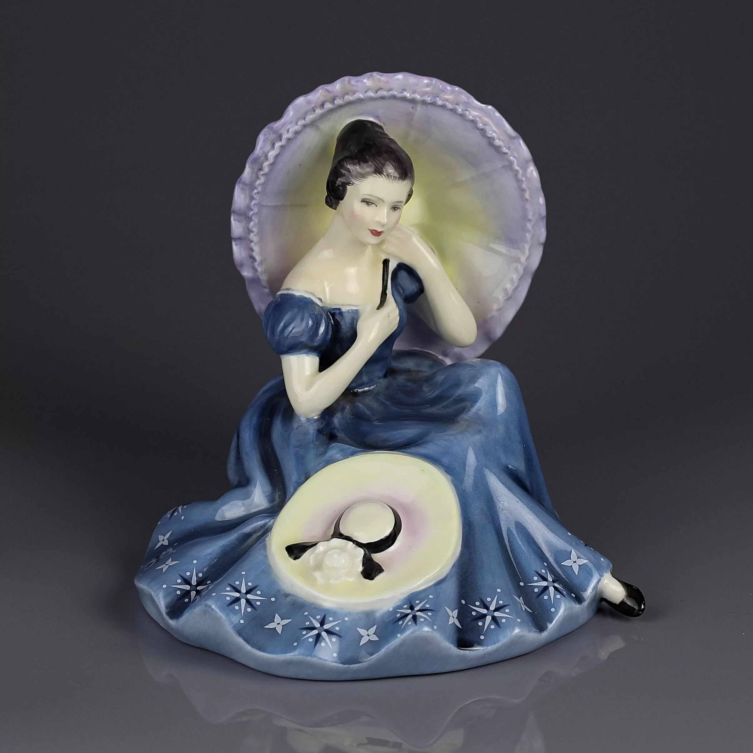 Винтажная фарфоровая статуэтка Англия Дама с зонтом и шляпкой Royal Doulton 2704 Pensive Moments