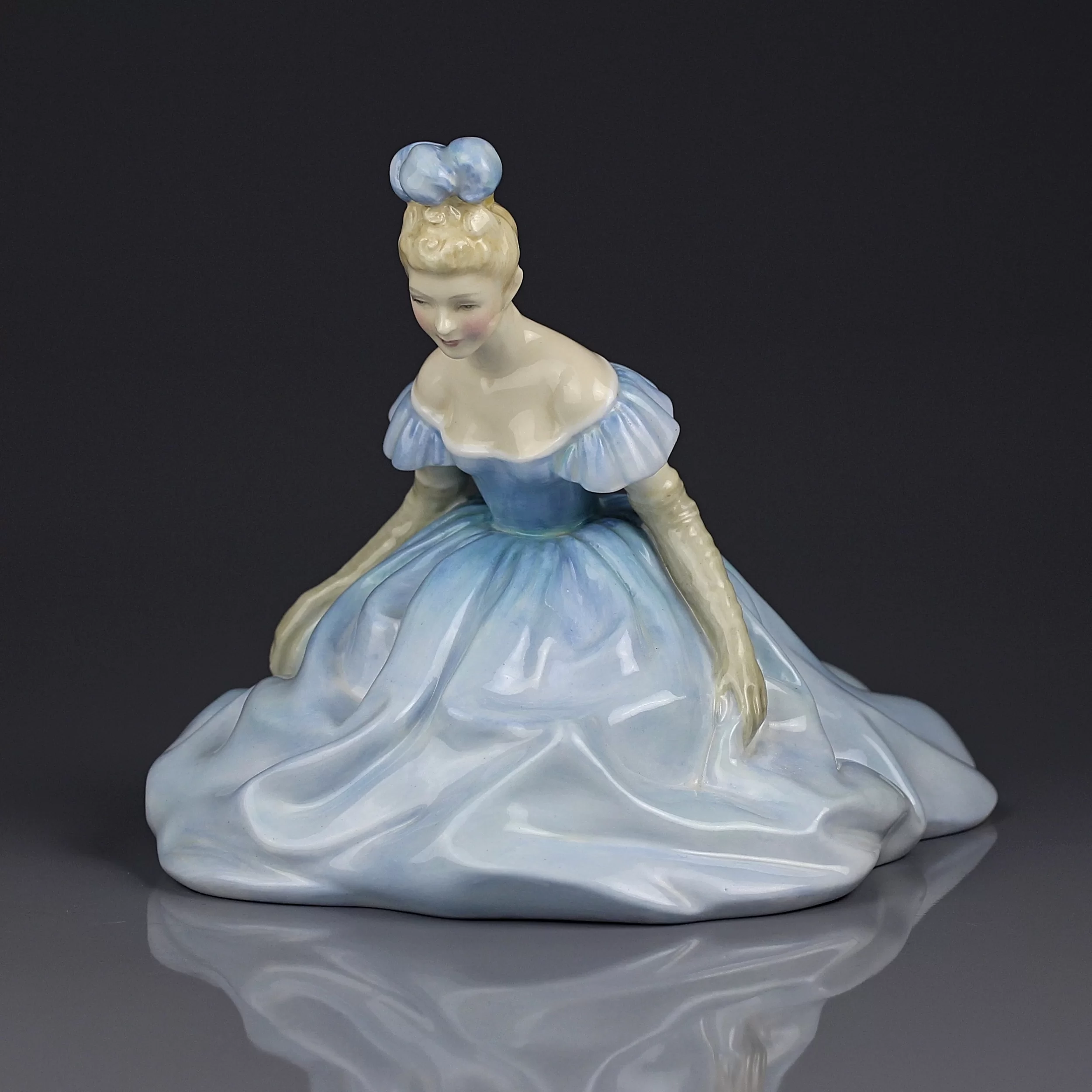 Винтажная фарфоровая статуэтка Девушка в реверансе Royal Doulton 2210 Debutante Дебютантка Реверанс