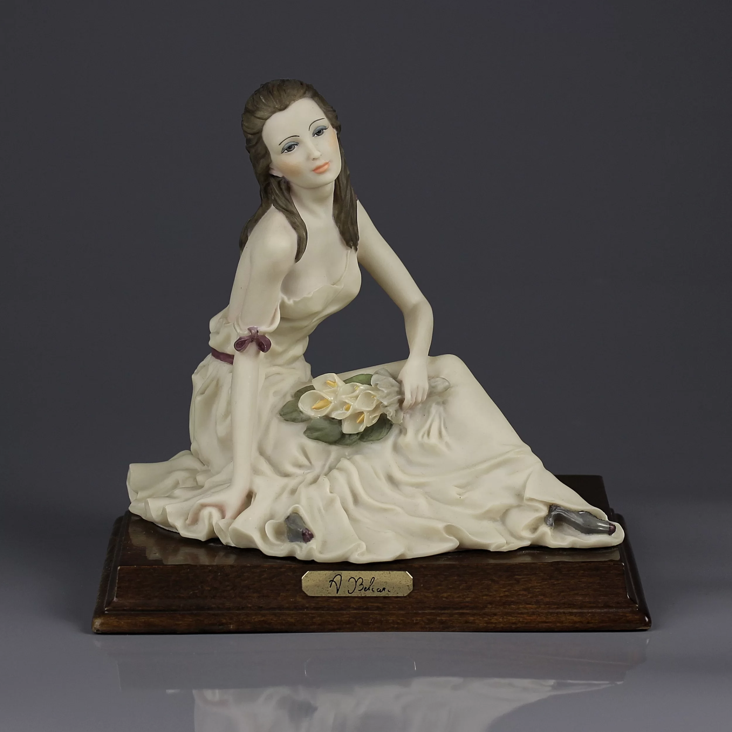 Винтажная итальянская статуэтка в стиле Capodimonte Дама с лилиями Dear Belcari