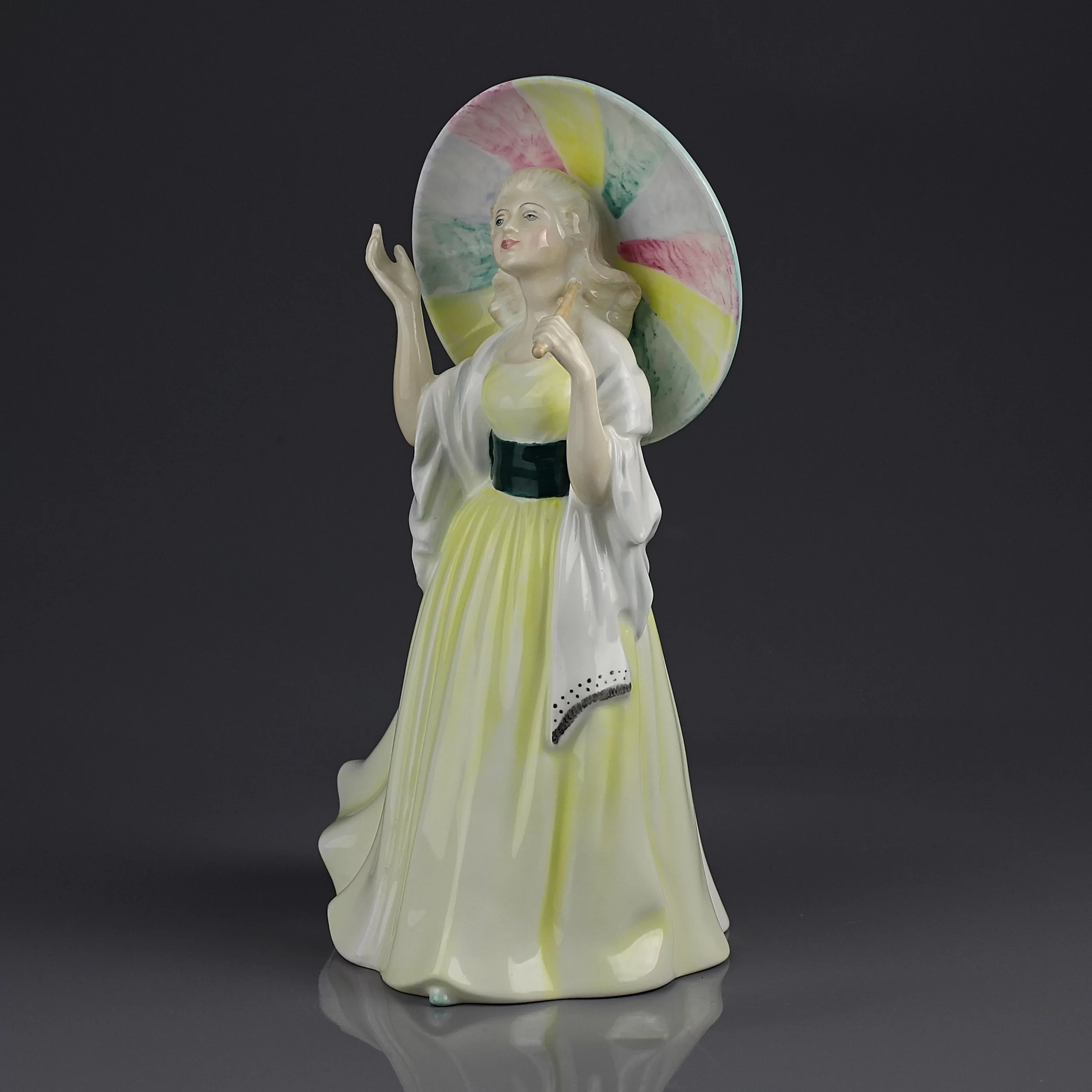 Винтажная фарфоровая статуэтка Дама с зонтиком Англия Royal Doulton 2806 Jane