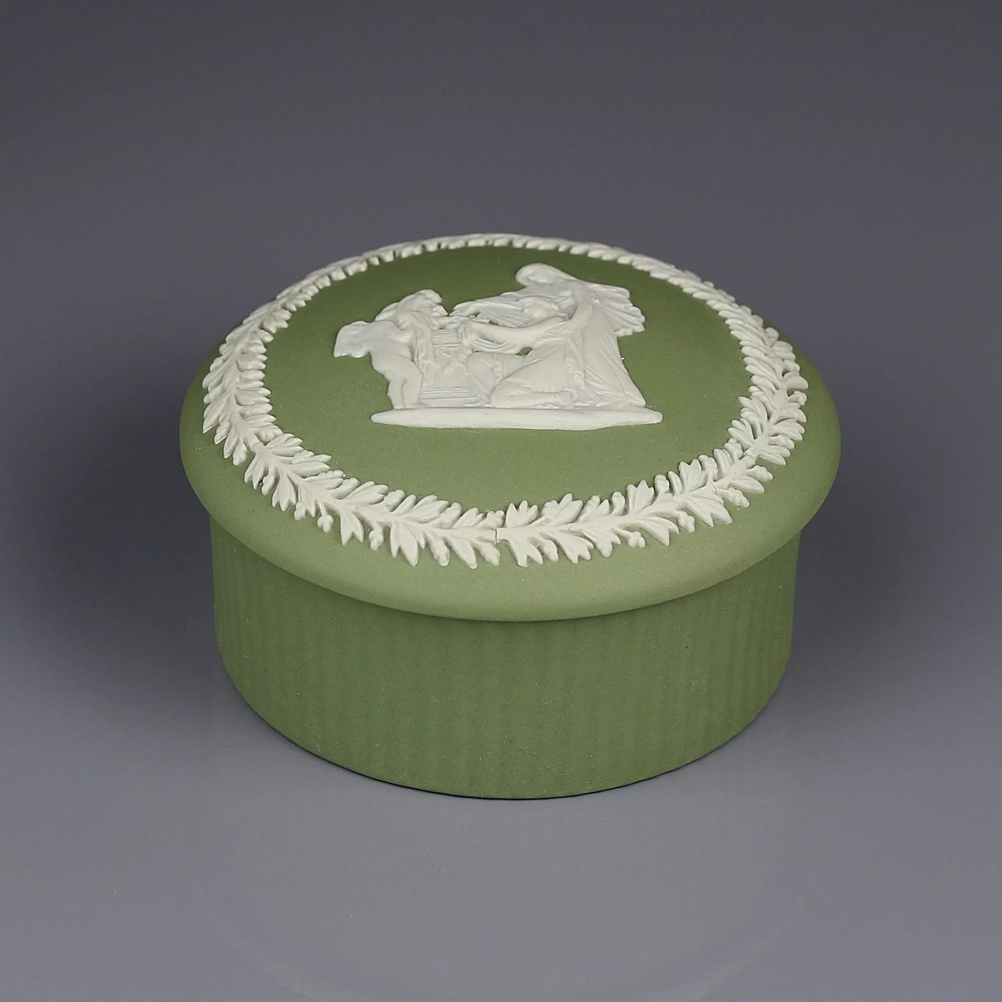 Винтажная английская шкатулка Купидон Оракул Веджвуд Wedgwood Green Jasperware Cupid as Oracle