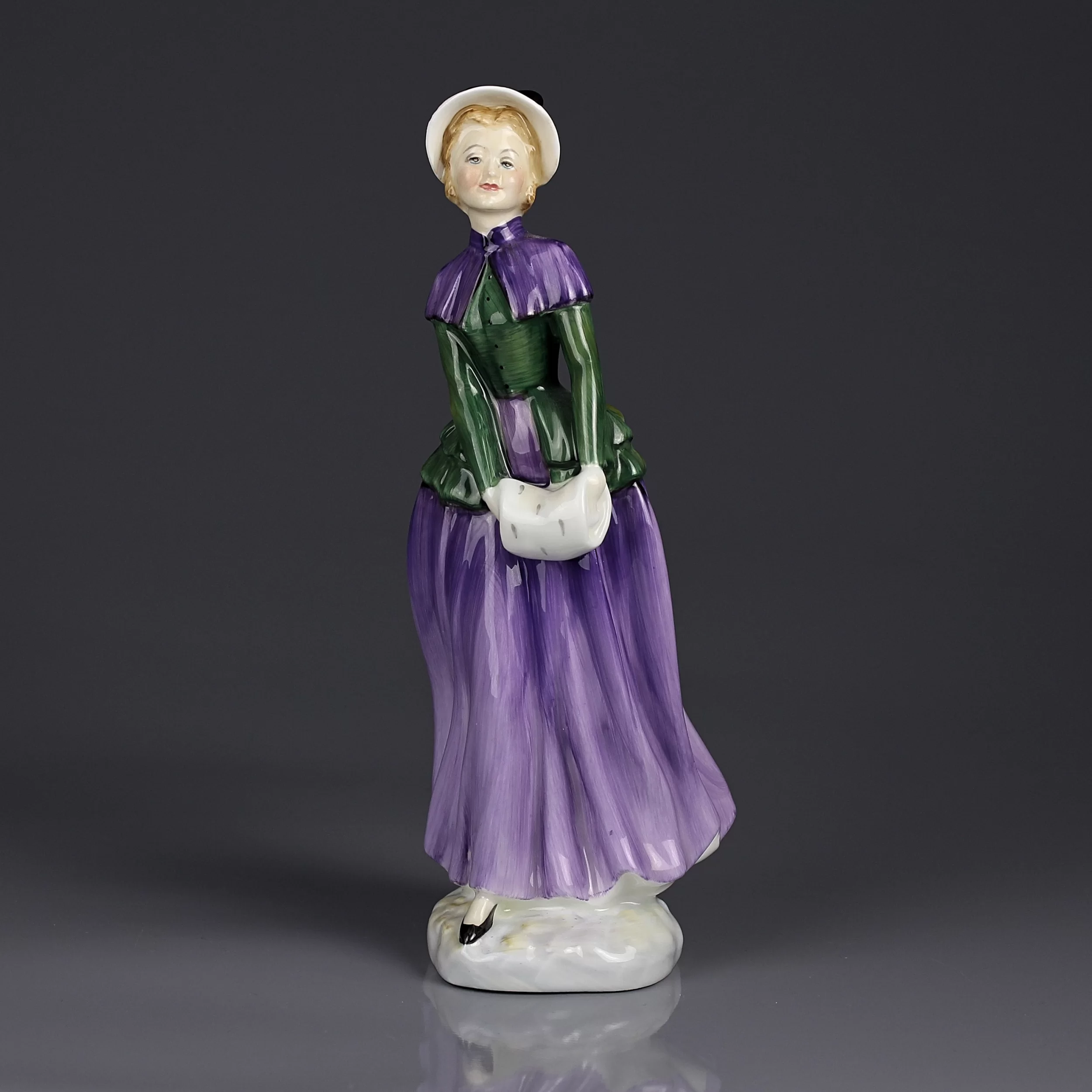 Винтажная английская фарфоровая статуэтка Девушка в фиолетовом с муфтой Royal Doulton 2745 Florence