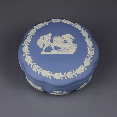 Винтажная английская шкатулка Улисс Одиссей Афина на колеснице Веджвуд Wedgwood Blue Jasperware Ulysses Staying Chariot Victory