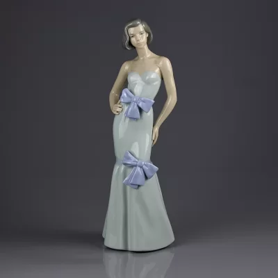 Винтажная фарфоровая статуэтка Дама в платье с бантами Lladro NAO Pase de Moda