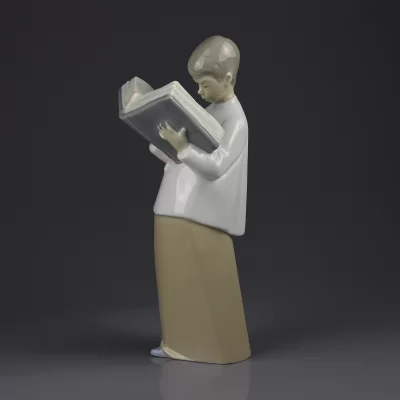 Статуэтка винтажная фарфоровая Мальчик с книгой Библия Lladro Choir Boy Open Bible