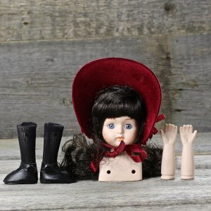 Винтажные детали для куклы с лондонского блошиного рынка Фарфоровый бюст, руки, ноги в чулках и туфельках, шляпка