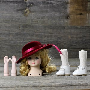 Винтажные детали для куклы с лондонского блошиного рынка Фарфоровый бюст, руки, ноги в белых чулках и туфлях, шляпка