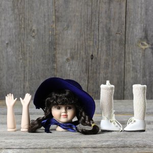 Винтажные детали для куклы Фарфоровая голова, руки, ножки в светлых чулочках и туфлях, шляпка