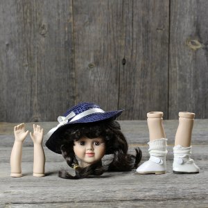 Винтажные детали для куклы с лондонского блошиного рынка Фарфоровая голова, руки, ножки в белых чулках и туфельках, шляпка