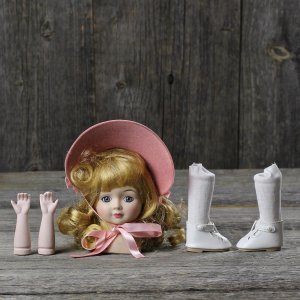 Винтажные детали для куклы Alberon Фарфоровый бюст, руки, ножки в светлых чулках и туфельках, розовая шляпка