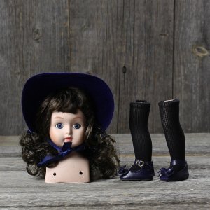 Винтажные детали для куклы с лондонского блошиного рынка Фарфоровый бюст, ножки в чёрных чулках и туфельках, шляпка