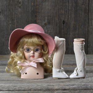 Винтажные детали для куклы с лондонского блошиного рынка Фарфоровый бюст, ножки в светлых чулках и туфельках, шляпка, очки