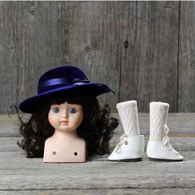Винтажные детали для куклы с лондонского блошиного рынка Фарфоровый бюст, ножки в белых чулках и туфельках, синяя шляпка