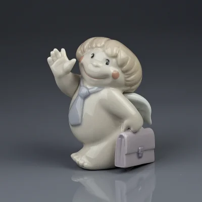 Винтажная фарфоровая статуэтка Ангелок в галстуке с портфелем NAO Off to a new job Cheeky Cherub