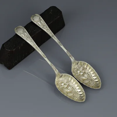 Антикварные английские десертные ложки с ягодно-фруктовым декором Berry Spoon