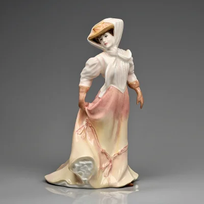 Винтажная фарфоровая статуэтка Дама в дорожном платье Англия Royal Doulton HN4161 The Open Road