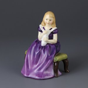 Винтажная фарфоровая статуэтка Англия Девочка с кроликом Royal Doulton 2236 Affection