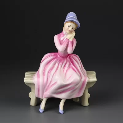 Винтажная фарфоровая статуэтка Девушка на лавке Англия Royal Doulton 3176 Young Dreams
