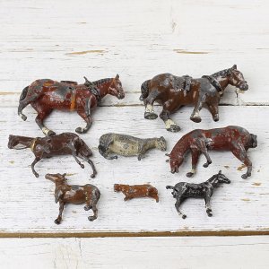 Восемь винтажных свинцовых фигурок лошадей