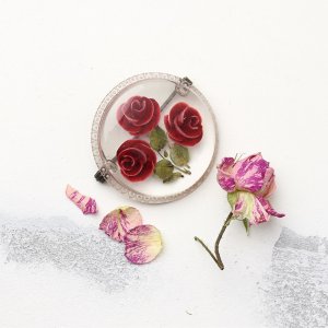 Винтажная английская брошь из плексигласа Красные розы