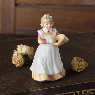 Винтажная фарфоровая статуэтка Девочка Англия Royal Doulton 3650 Mother's Helper