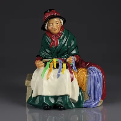 Винтажная фарфоровая статуэтка Бабушка Шелка и ленты Англия Royal Doulton Silks and Ribbons