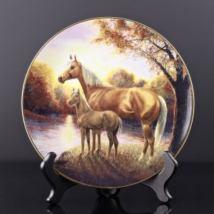 Тарелка винтажная декоративная настенная Фарфор Лошадь с жеребёнком Hamilton Collection Unbridled Spirit Autumn Reverie