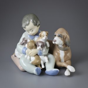Винтажная фарфоровая статуэтка Испания Lladro 5456 New Playmates Мальчик с собакой и щенками