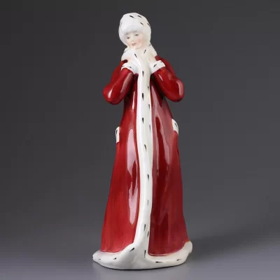 Винтажная фарфоровая статуэтка Англия Royal Doulton 3060 Wintertime Зима