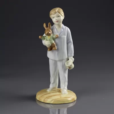 Винтажная фарфоровая статуэтка Мальчик с зайцем Англия Royal Doulton 4465 Lights Out