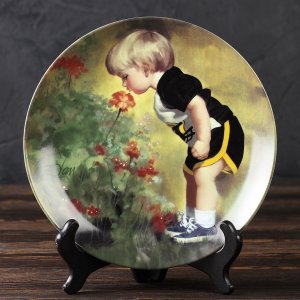 Тарелка винтажная декоративная настенная Фарфор Малыш с цветами Pemberton & Oakes Donald Zolan Wonder of Childhood Grandma's Garden