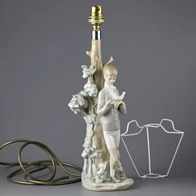 Винтажная фарфоровая лампа Юноша у дерева с голубем Lladro Lampara Colegial Boy with Dove