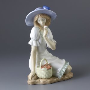 Винтажная фарфоровая статуэтка Испания Lladro NAO 1365 Meadow Song Девушка в шляпе с корзиной
