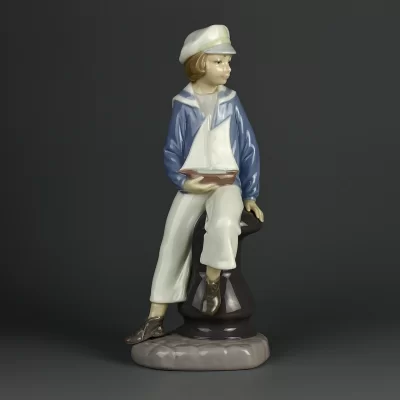 Винтажная фарфоровая статуэтка Мальчик с корабликом Lladro 4810 Boy with Yacht