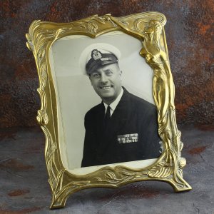 Винтажная рамка для фото в стиле модерн с фотографией английского морского офицера