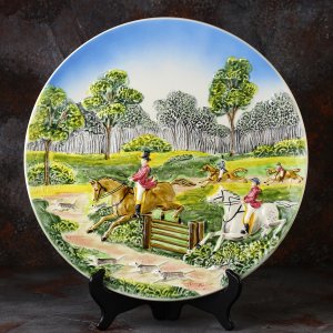 Большая винтажная декоративная тарелка со сценой охоты на лошадях с гончими