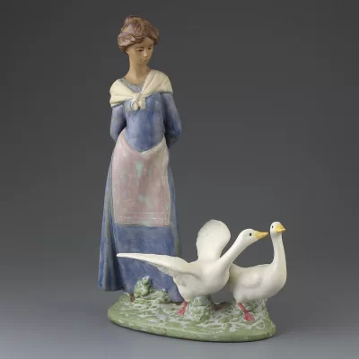 Винтажная фарфоровая статуэтка Девушка с гусями Lladro 2286 Barnyard Scene