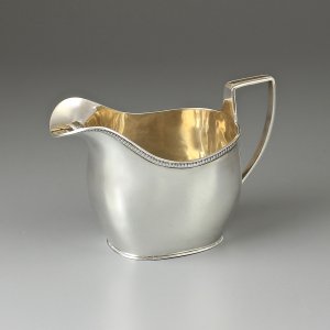 Антикварный серебряный кувшин для молока и сливок