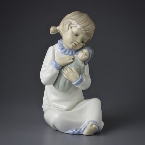Винтажная фарфоровая статуэтка Испания Zaphir Девочка с куклой