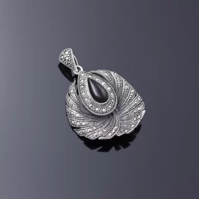Кулон с ониксом и марказитами огранки Swarovski