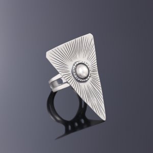 Крупное серебряное кольцо ручной работы в стиле арт-деко