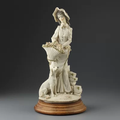 Винтажная фарфоровая статуэтка Capodimonte Дама с цветочной корзиной и собакой